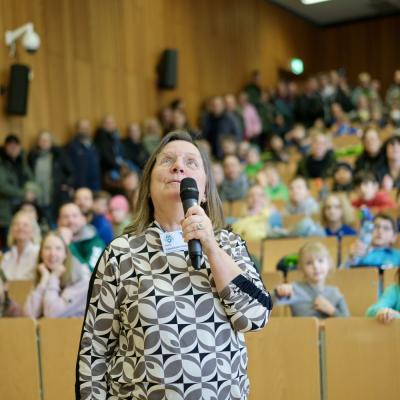 Doris Gabelmann begrüßt die Kinder - Foto: Jürgen Küppers