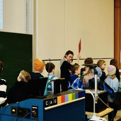 Die Kinder auf dem Weg in die Seminarräume zur Klausur - Foto: Jürgen Küppers