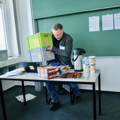 Mit Hochdruck werden die Aufgaben kontrolliert - Foto: Jürgen Küppers