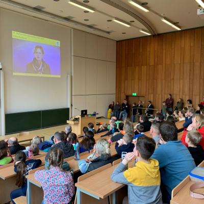 Bild 128: Siegerehrung der Viertklässler mit dem Videogrußwort von Ministerin Karin Prien