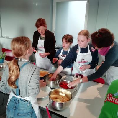 Zubereitung der Käsespieße mit der Kinderküche auf Tour und Bildungsministerin Karin Prien