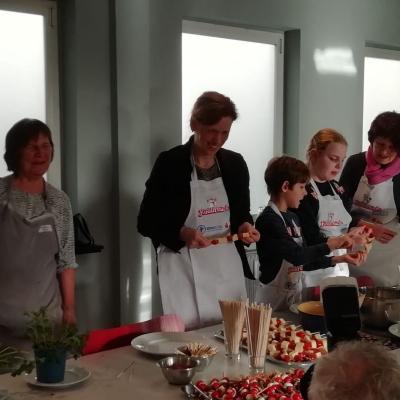 Zubereitung der Käsespieße mit der Kinderküche auf Tour und Bildungsministerin Karin Prien und Doris Gabelmann