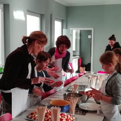 Zubereitung der Käsespieße mit der Kinderküche auf Tour, links Bildungsministerin Karin Prien
